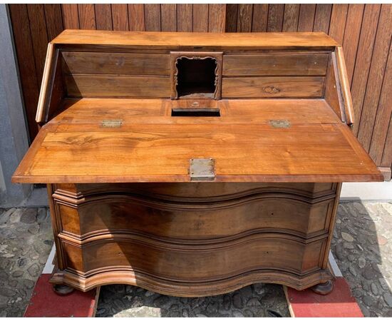 Walnut chest of drawers with drop-leaf. Italy, 18th century.