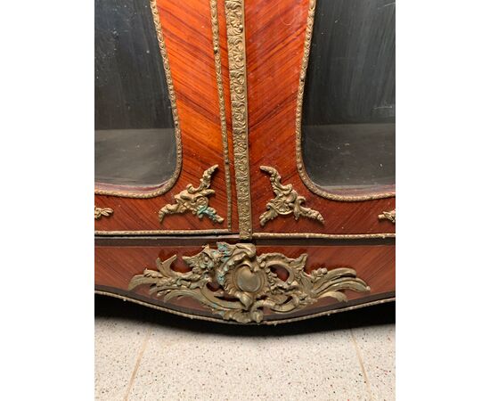 Vetrina impiallacciata in legni vari. Francia, fine XIX secolo.