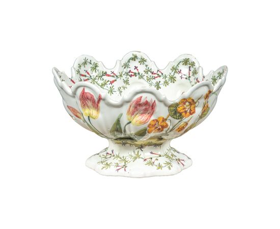 Coppa centrotavola in maiolica policroma. Bassano, XIX secolo. Coppa centrotavola in maiolica policroma. Bassano, XIX secolo.