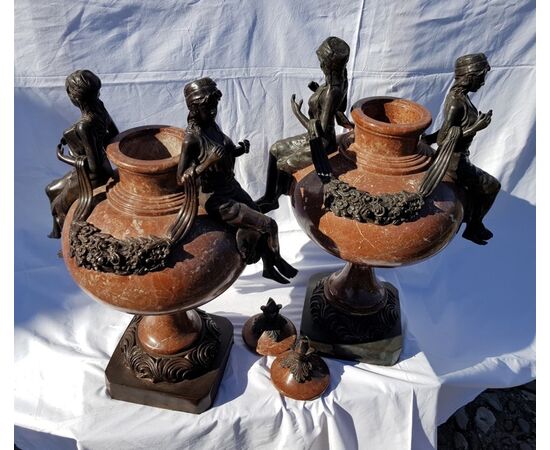 Coppia di vasi in marmo rosso e bronzo. Italia, fine XIX secolo. Coppia di vasi in marmo rosso e bronzo. Italia, fine XIX secolo.