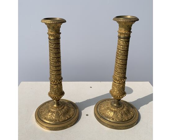 Coppia di candelieri in bronzo dorato. Parigi, inizi XIX secolo.