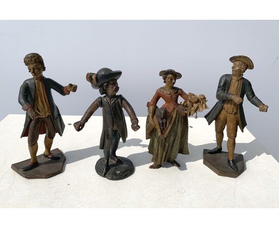 Quattro sculturine da tavolo - Gruppo di popolani - Venezia, fine XVIII secolo. Quattro sculturine da tavolo - Gruppo di popolani - Venezia, fine XVIII secolo.