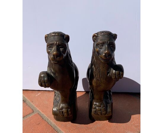 Coppia di piccole sculture in bronzo - Leoni grotteschi. Italia, XVIII-XIX secolo. Coppia di piccole sculture in bronzo - Leoni grotteschi. Italia, XVIII-XIX secolo.