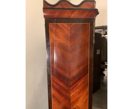 Vetrina impiallacciata in legni vari. Francia, fine XIX secolo.