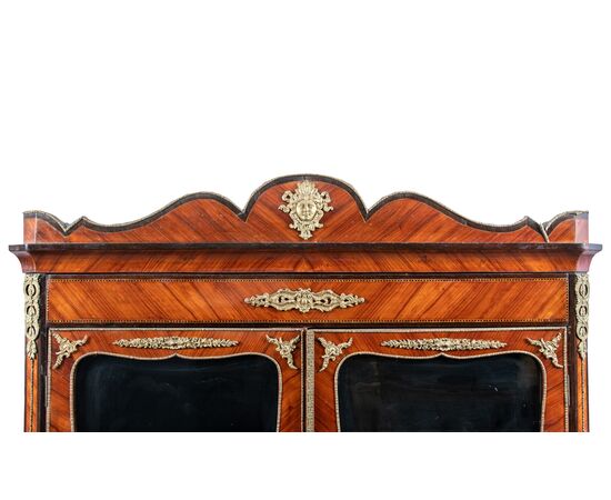 Vetrina impiallacciata in legni vari. Francia, fine XIX secolo.