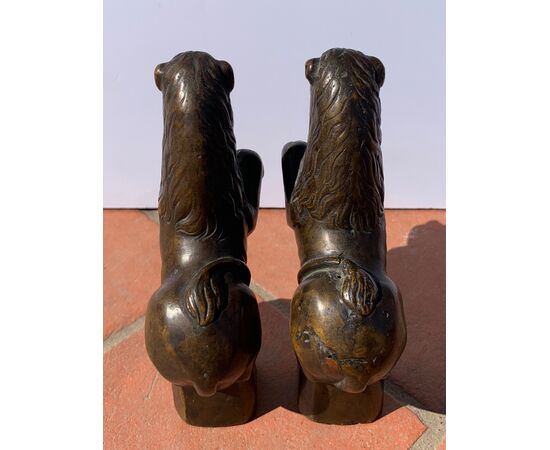 Coppia di piccole sculture in bronzo - Leoni grotteschi. Italia, XVIII-XIX secolo. Coppia di piccole sculture in bronzo - Leoni grotteschi. Italia, XVIII-XIX secolo.