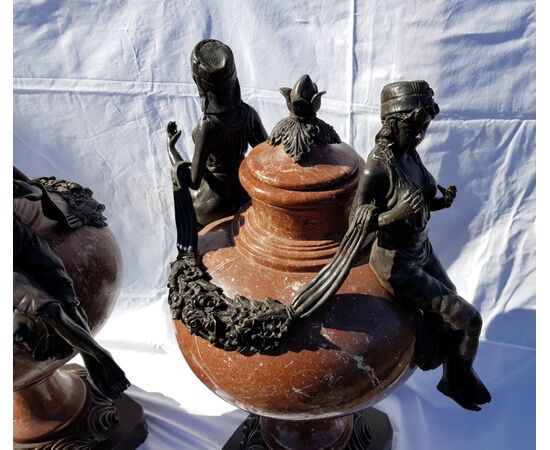 Coppia di vasi in marmo rosso e bronzo. Italia, fine XIX secolo. Coppia di vasi in marmo rosso e bronzo. Italia, fine XIX secolo.