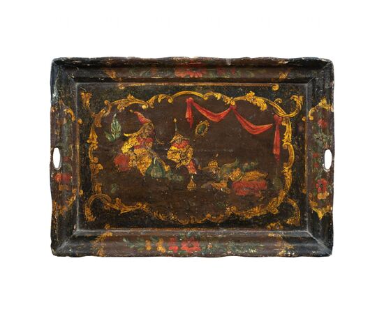 Vassoio in legno laccato e dipinto. Venezia, XVIII secolo.