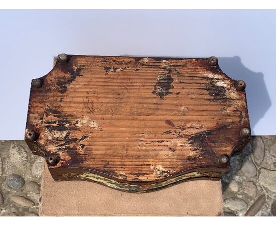 Scatola portagioie in legno intagliato, laccato e dipinto. Venezia, XVIII-XIX secolo.