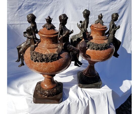 Coppia di vasi in marmo rosso e bronzo. Italia, fine XIX secolo.