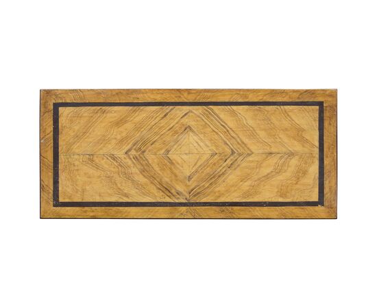 Cassettone in legno laccato e dipinto a finta radica. Toscana, fine XVIII secolo.