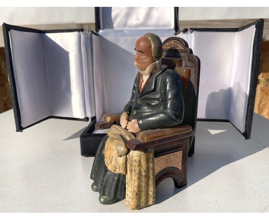 Small sculpture in various marbles and hard stones - Seated old man. Probably Russia, 19th-20th century.