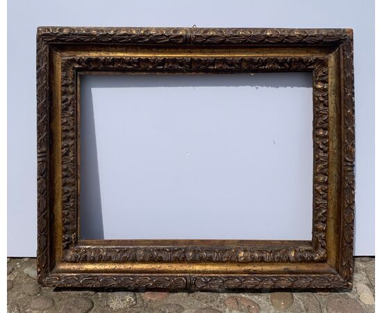 Carved and mecca-gilded wooden frame. Rome, late 17th century.