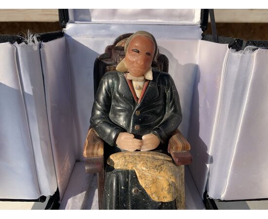 Small sculpture in various marbles and hard stones - Seated old man. Probably Russia, 19th-20th century.