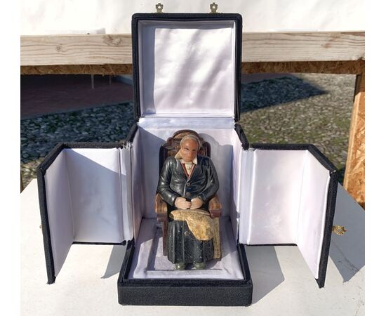 Small sculpture in various marbles and hard stones - Seated old man. Probably Russia, 19th-20th century.