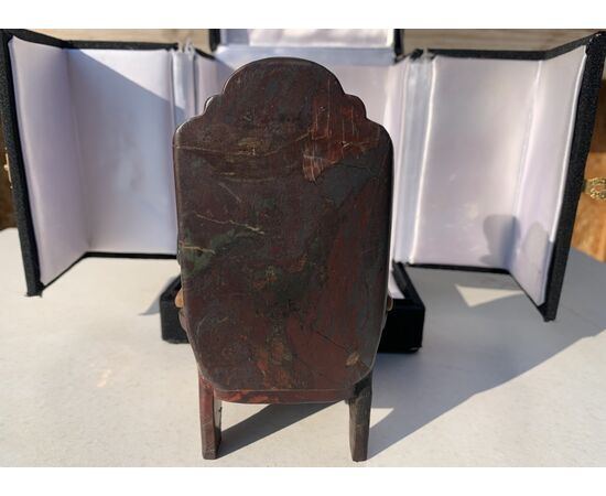 Small sculpture in various marbles and hard stones - Seated old man. Probably Russia, 19th-20th century.