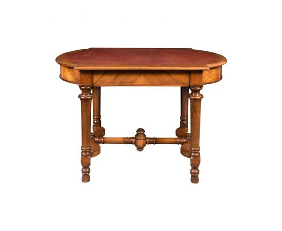 Tavolino lastronato in legno di noce. Italia, XIX secolo.
