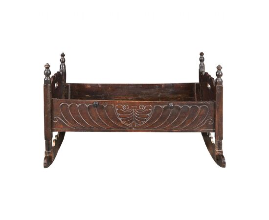 Culla in legno intagliato. Italia, XIX secolo.