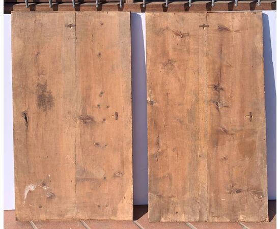 Coppia di pannelli da parete in legno intagliato. Italia, prima metà XX secolo.