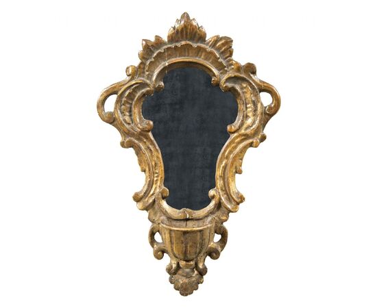 Acquasantiera in legno dorato. Italia, XVIII secolo.