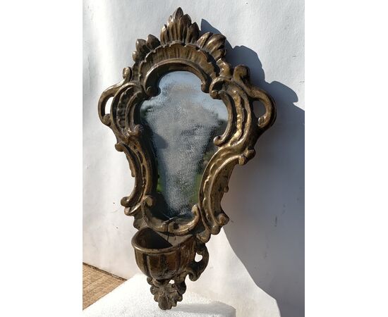 Acquasantiera in legno dorato. Italia, XVIII secolo.