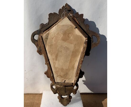 Acquasantiera in legno dorato. Italia, XVIII secolo.