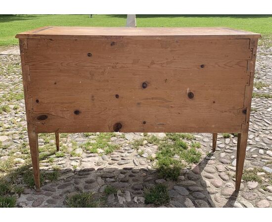 Chest of drawers in lacquered wood painted with faux burr. Tuscany, late 18th century.