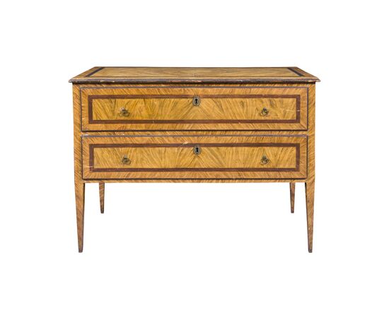 Chest of drawers in lacquered wood painted with faux burr. Tuscany, late 18th century.