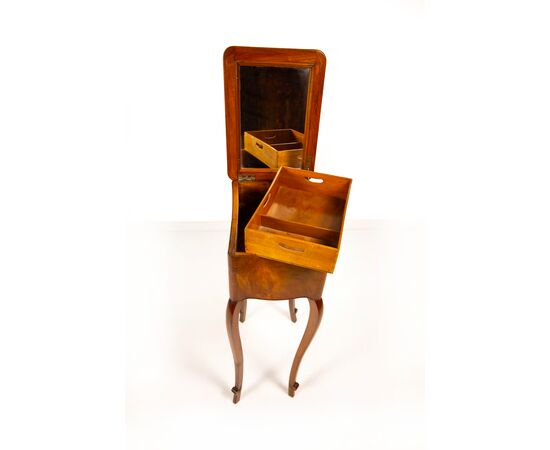 Piccola toilette lastronata in noce, fine XIX secolo
