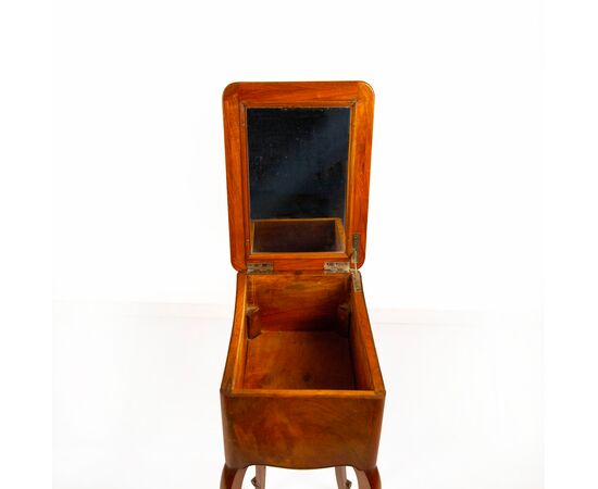 Piccola toilette lastronata in noce, fine XIX secolo