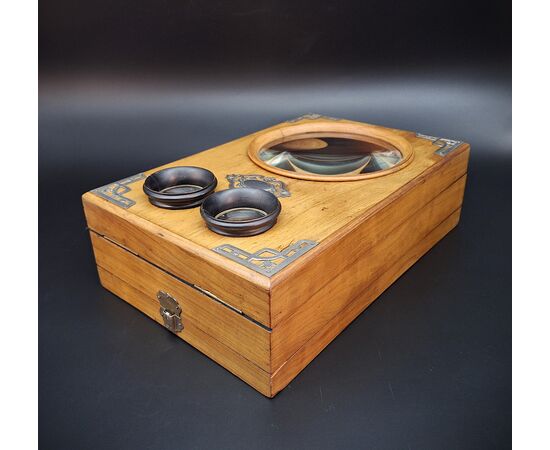 Large magnifying glass, three-dimensional viewer, graphoscope, late 19th century