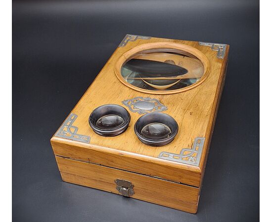 Large magnifying glass, three-dimensional viewer, graphoscope, late 19th century