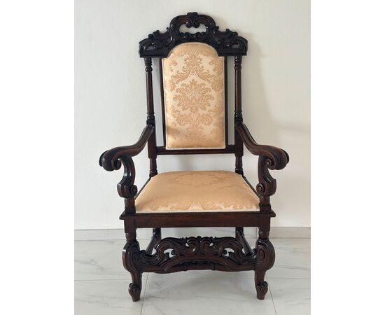 Louis XV walnut armchair. Bologna, first half of the 18th century