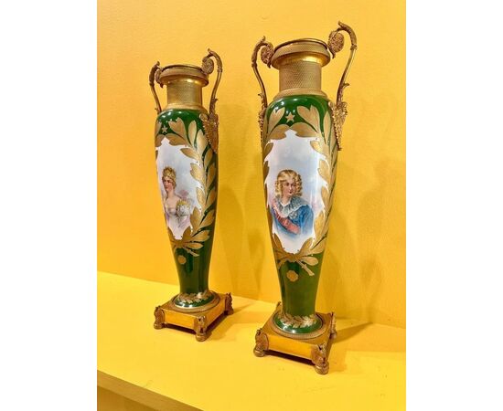 
Coppia di vasi Direttorio in porcellana verde e bronzo dorato