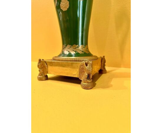 
Coppia di vasi Direttorio in porcellana verde e bronzo dorato