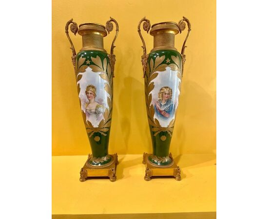 
Coppia di vasi Direttorio in porcellana verde e bronzo dorato