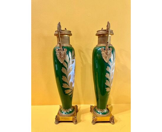 
Coppia di vasi Direttorio in porcellana verde e bronzo dorato