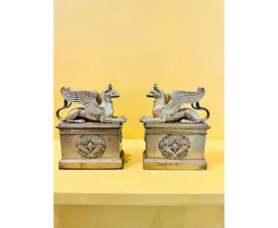 
Coppia di alari Impero in bronzo dorato con grifoni