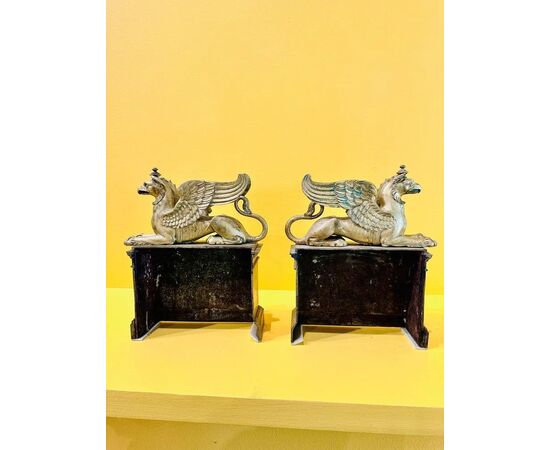 
Coppia di alari Impero in bronzo dorato con grifoni