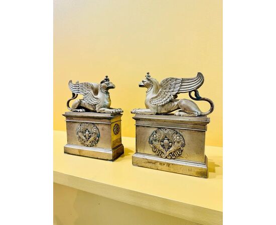 
Coppia di alari Impero in bronzo dorato con grifoni