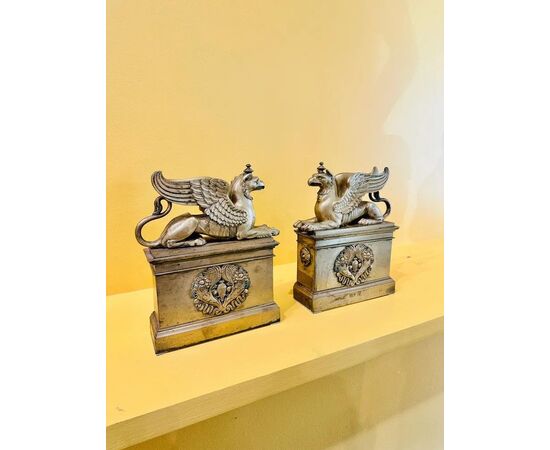
Coppia di alari Impero in bronzo dorato con grifoni
