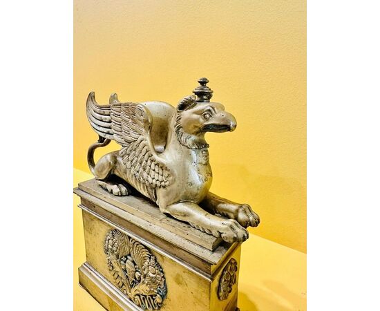 
Coppia di alari Impero in bronzo dorato con grifoni