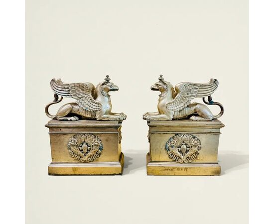 
Coppia di alari Impero in bronzo dorato con grifoni