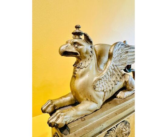 
Coppia di alari Impero in bronzo dorato con grifoni