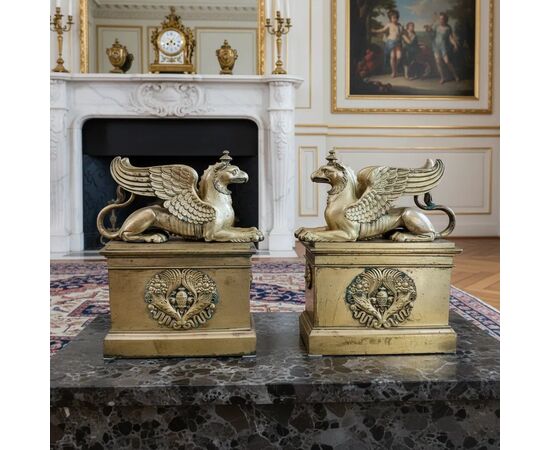 
Coppia di alari Impero in bronzo dorato con grifoni