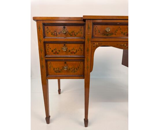 Scrivania in satinwood dipinto in policromia, Inghilterra, XIX secolo