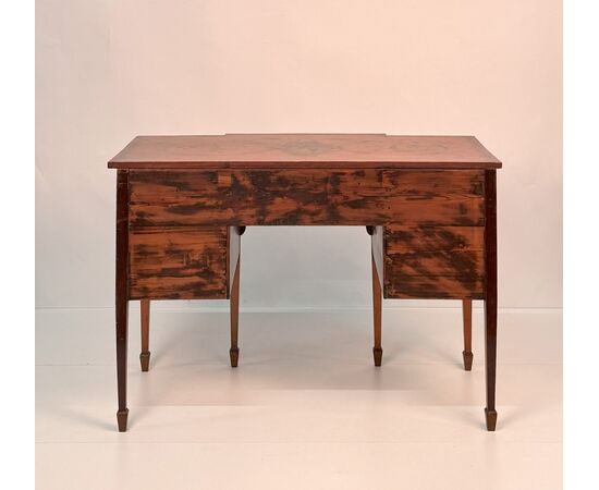 Scrivania in satinwood dipinto in policromia, Inghilterra, XIX secolo