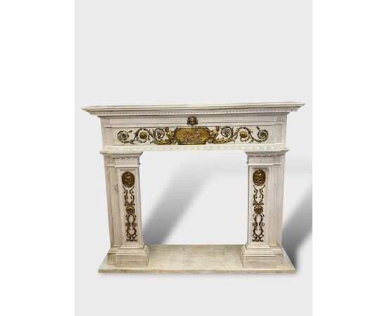 
Camino in Marmo bianco statuario con Bronzi Dorati