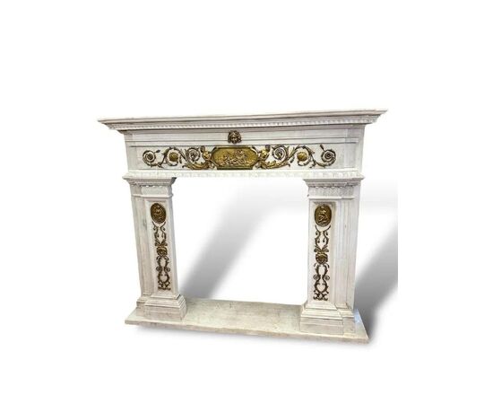 
Camino in Marmo bianco statuario con Bronzi Dorati