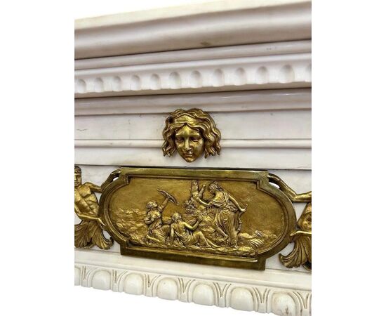 
Camino in Marmo bianco statuario con Bronzi Dorati